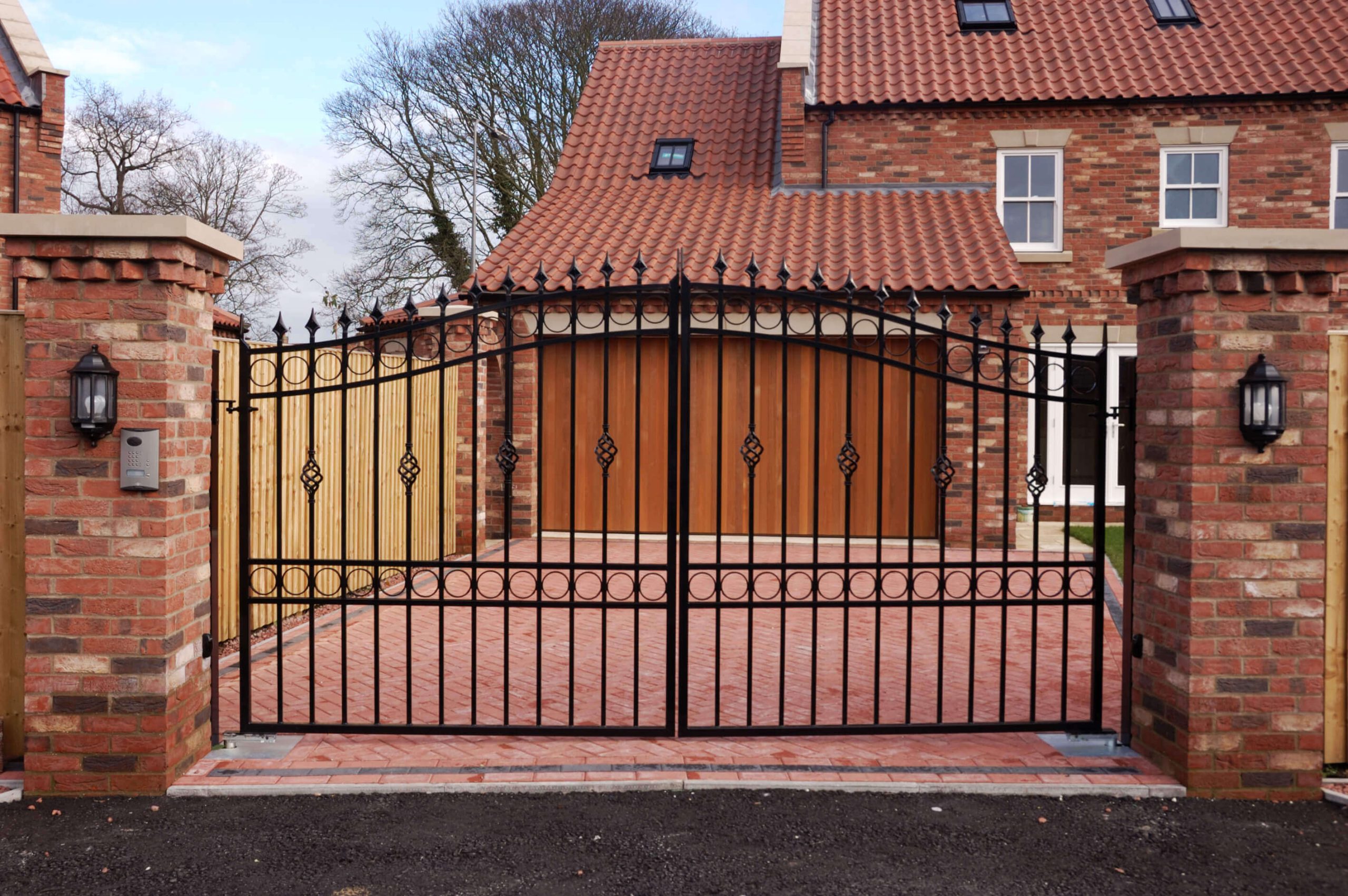 Metal Gate Installation Lee SE12
